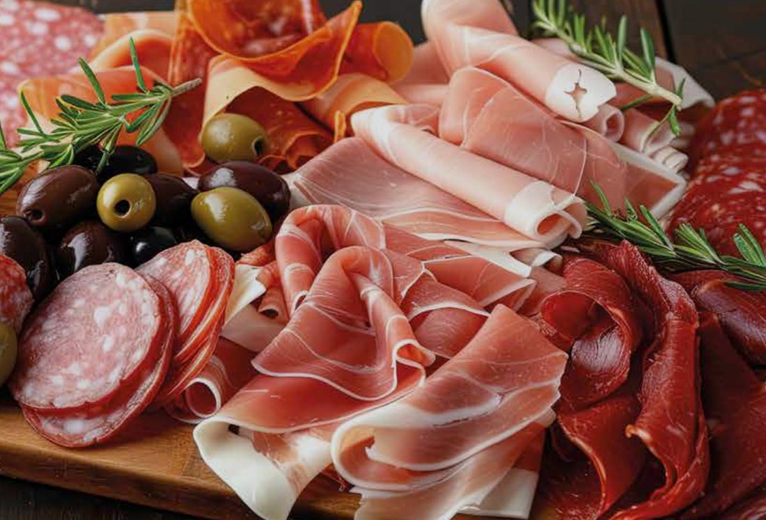 Tabla con jamón crudo, salame, mortadela y aceitunas
